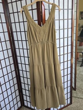 Women's Sleeveless Tiered V-Neck Dress in Olive